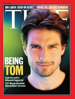 Viršelyje – garsaus aktoriaus Tomo Cruise portretas (matomas veidas, kaklas ir dešinio peties fragmentas) iš priekio. Fonas abstraktus: kairėje šviesi žalia spalva viršuje pereina į mėlyną, kairėje – tamsi žalia spalva viršuje pereina į šviesią rusvą. Aktoriaus nuotrauka spalvota, jo plaukai tamsiai rudi, šiek tiek primerktos akys žvelgia tiesiai į žiūrovą, seksualumą konotuoja „trijų dienų“ barzda. T. Cruise vilki juodus marškinėlius. Viršelio tekstas kairėje apačioje: „Being Tom. Inside the world of Hollywood’s biggest star. Plus: Why his new thriller Minority Report hits home“ (Būti Tomu. Didžiausios Holivudo žvaigždės pasaulyje. Be to: kodėl jo naujas trileris Minority Report taip jaudina). Teksto fragmentas „Being Tom“ išspausdintas stambiu šriftu didžiosiomis raidėmis.