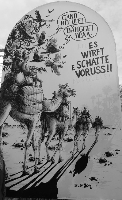 A group of people riding camels in a desert with birds flying overhead and speech bubbles containing German text.

Description generated by AI